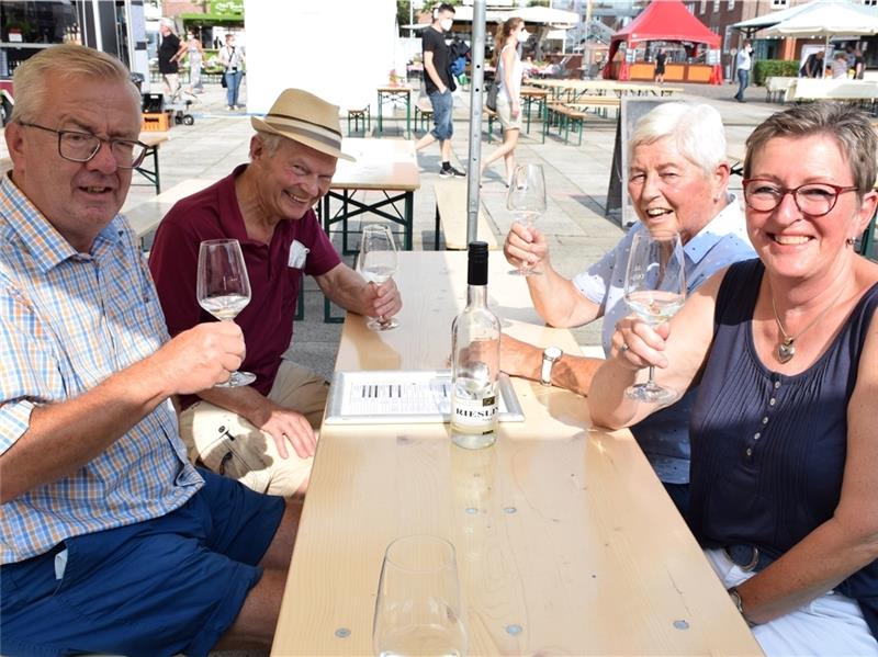 Genießen trotz Wärme ihren Riesling: Wolfgang und Annette Bartsch (vorne) mit Heinz und Marlies Bunn.