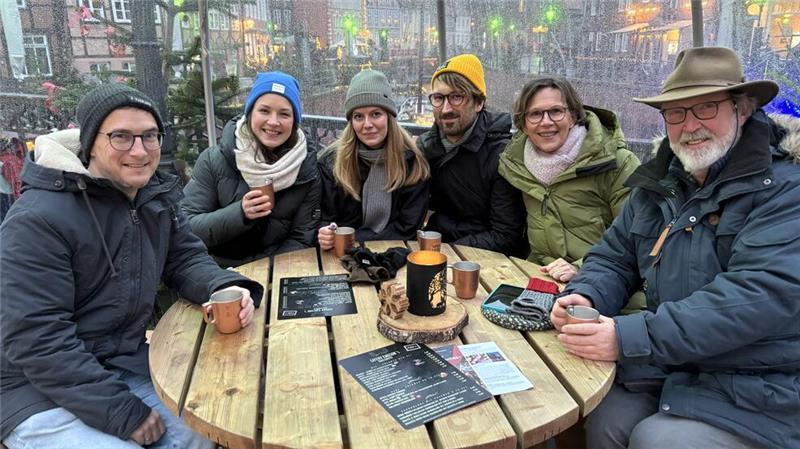 Genossen ihre Heißgetränke warm und trocken im beheizten Iglu mit Blick auf den Fischmarkt (von links): Dennis, Rieke, Lisa, Henrik, Margret und Hubert.