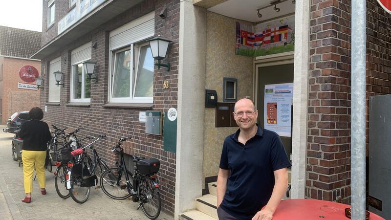Genossen wie Dr. Jan Sulzer übernehmen das Ex-Gasthaus De ole Sporkass in Estebrügge.