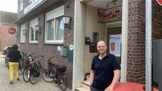 Genossen wie Dr. Jan Sulzer übernehmen das Ex-Gasthaus De ole Sporkass in Estebrügge.