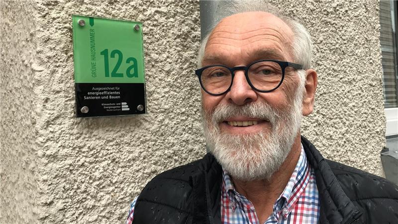 Dorfstromer Edgar Schmidt zieht es nach Freiburg ins Haus der Horizonte Genossenschaftsvorstand Edgar Schmidt ist stolz auf die grüne Hausnummer für energieeffizientes Sanieren und Bauen.