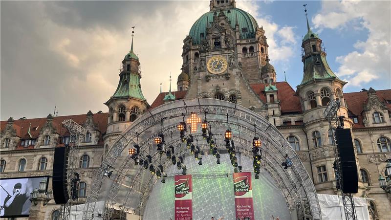 Gentleman singt beim Kirchentag für Demokratie Gentleman singt auf dem Platz der Menschenrechte vor Tausenden Besuchern.