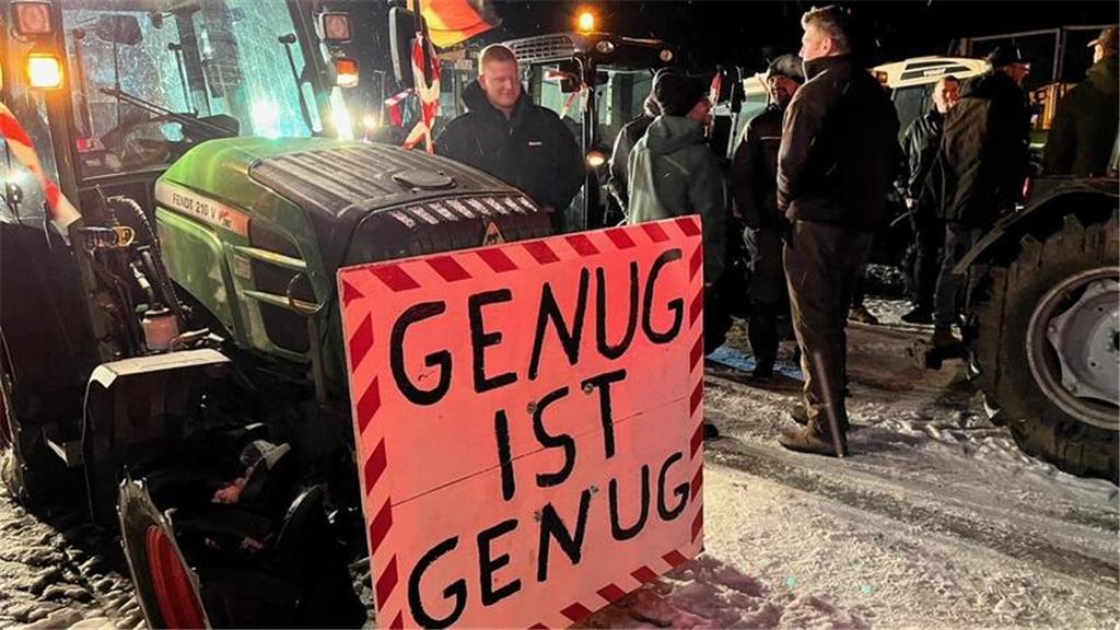 "Genug ist genug" skandiert ein Landwirt auf einem Plakat.