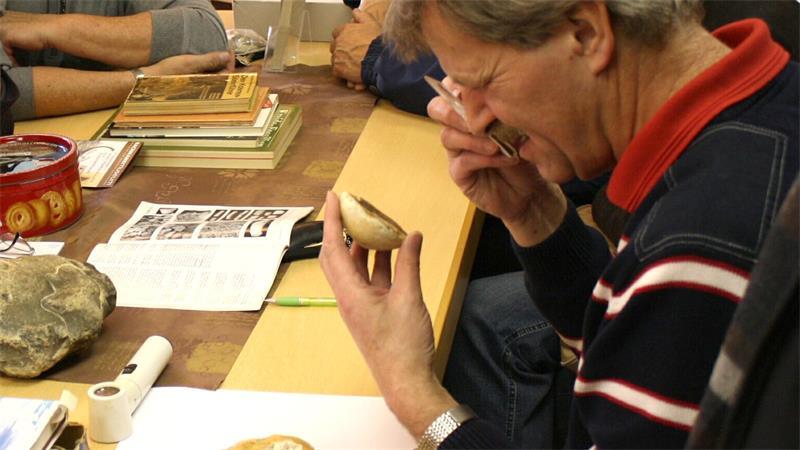Geologe Ulrich Schliemann beim Begutachten eines Fundstücks.