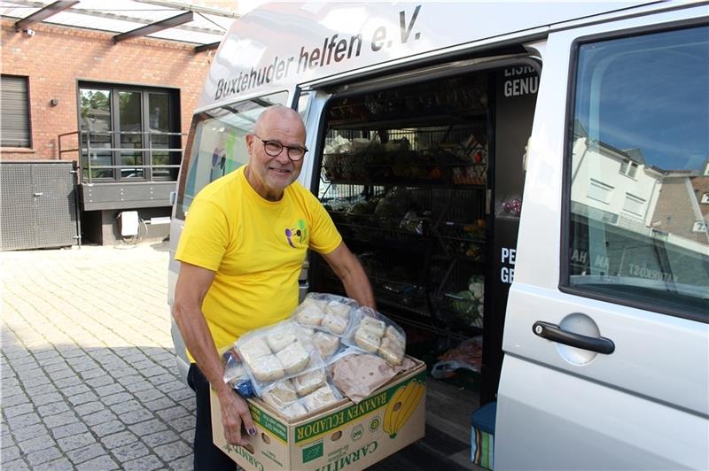 Georg Singer holt bei „Naturkost am Hafen“ eine Kiste mit verschiedenem Brot und Brötchen ab. Fotos: Frank