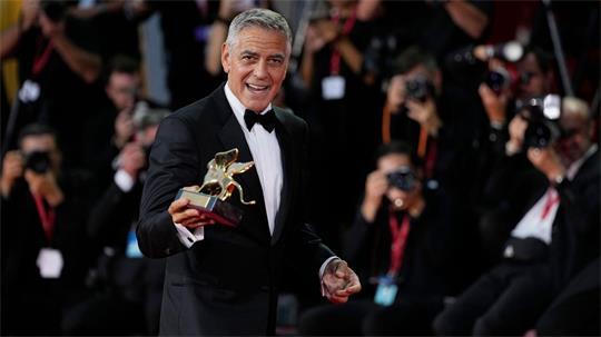 George Clooney posiert bei der 83. Ausgabe der Filmfestspiele von Venedig mit dem Goldenen Löwen für sein Lebenswerk vor den Fotografen.