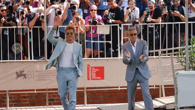 Schaulaufen der 90er-Jahre-Stars beim Filmfest Venedig George Clooney und Brad Pitt werden in Venedig von begeisterten Fans empfangen.