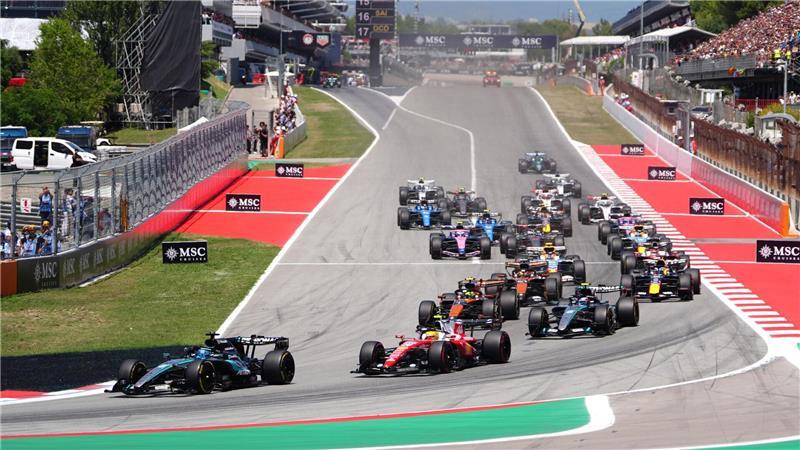 „Gibt nichts Besseres“: Erster Ferrari-Triumph für Hamilton George Russell (l) führte das Feld vom Start weg an.