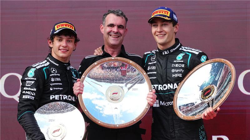 George Russell (r) freut sich über Silbergeschirr.