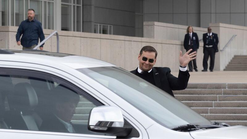 Republikanischer US-Abgeordneter Santos muss vor Gericht George Santos verlässt das Bundesgerichtsgebäude in Central Isli.