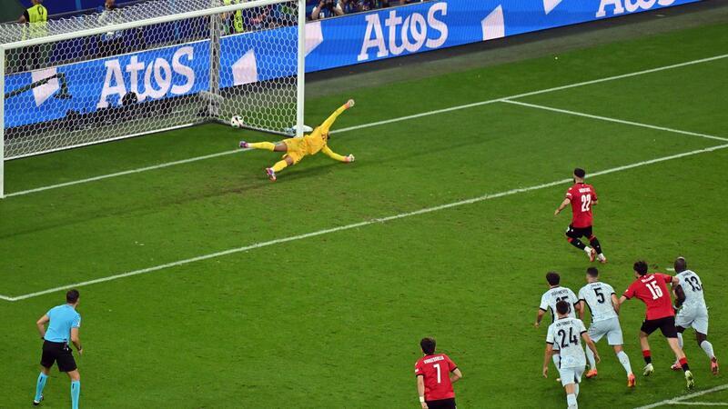„Wie die Löwen“: Georgien feiert historischen Sieg Georges Mikautadze (r) erhöhte vom Punkt aus auf 2:0.