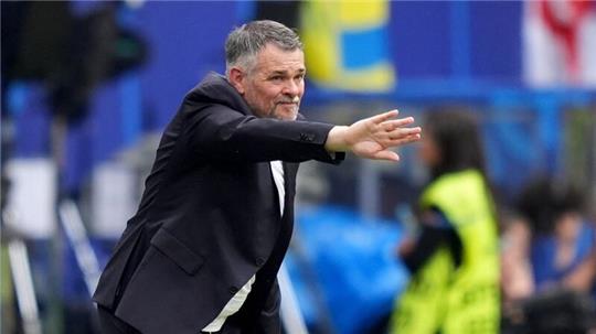 Georgiens Trainer Willy Sagnol gestikuliert am Spielfeldrand.