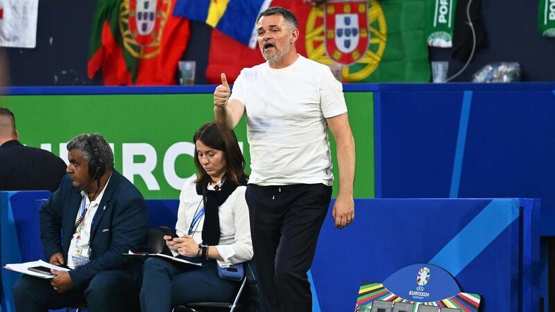 „Wie die Löwen“: Georgien feiert historischen Sieg Georgiens Trainer Willy Sagnol war mit der Leistung seines Teams zufrieden.