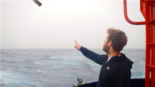 Geowissenschaftler Klages ist immer noch erstaunt und froh, dass die Flaschenpost die lange Reise überstand und gefunden wurde.