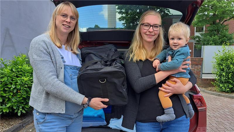 Geburtsvorbereitung: Was tun, wenn das Baby schon im Auto kommt? Gepackte Tasche, saubere Handtücher, Hygieneauflagen: Diese Dinge hat Annika Semmler (links) im Kofferraum, um für die Fahrt zur Geburtsklinik nach Varel gerüstet zu sein. Bei Kathrin Schweer ist im vergangenen Jahr alles gut gegangen.