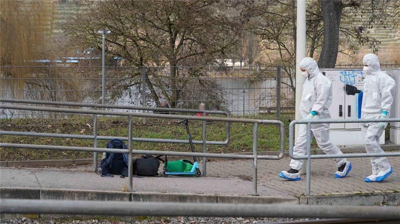 Junge stößt Kind gegen Stadtbahn - Zwölfjähriger stirbt Gepäck und ein Roller stehen noch an der Haltestelle.
