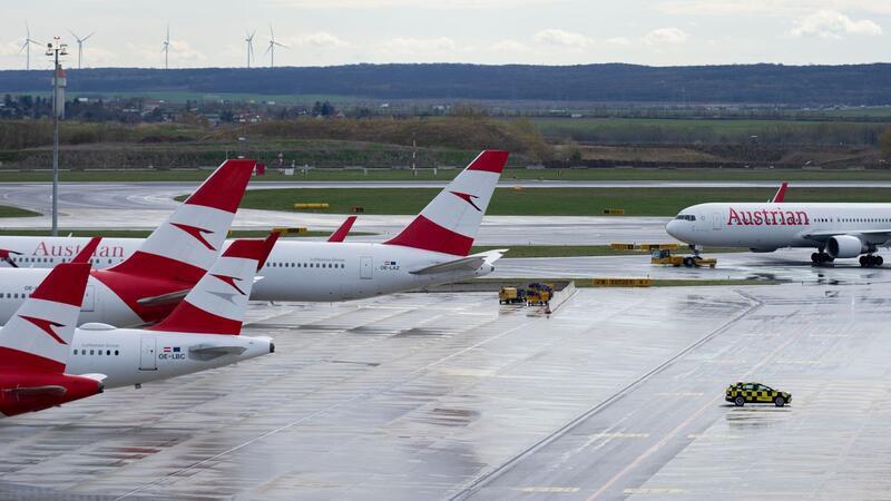 Flugzeug der Austrian Airlines verliert Nase in Hagelsturm Geparkte Flugzeuge der Austrian Airlines (AUA) am Flughafen Wien-Schwechat (Archivbild).