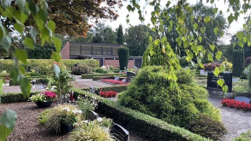 Gepflegte Grabstätten auf dem Friedhof in Brest.