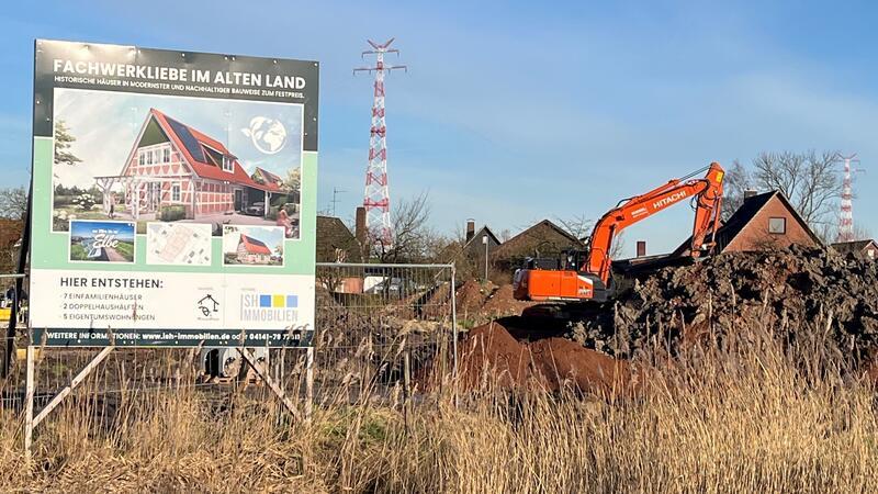 Das Alte Land im Retro-Look: Bauherr setzt auf Fachwerkhäuser Geplant sind Fachwerkhäuser: Die Erschließung des neuen Baugebiets "Siebenhöfen" in Hollern hat begonnen.