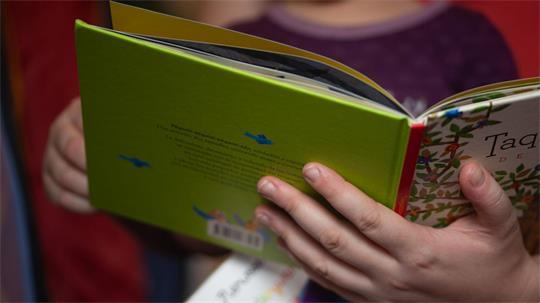 Gerade bei Kleinkindern ist regelmäßiges Vorlesen eminent wichtig, sagen Experten. (Symbolfoto)