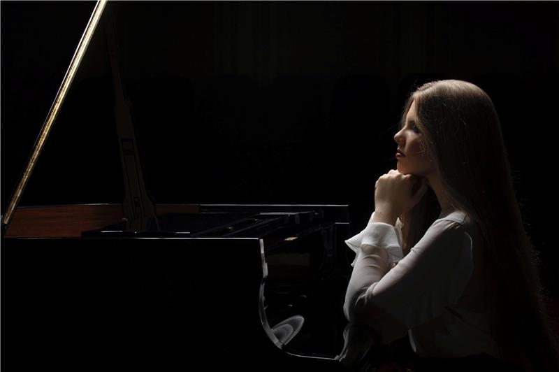 Meisterin mit gerade einmal 18 Jahren: Klaviertalent gastiert in Buxtehude Gerade einmal 18 Jahre alt, wurde Eva Gevorgyan für ihr Klavierspiel bereits mehrfach bei internationalen Musikwettbewerben ausgezeichnet.