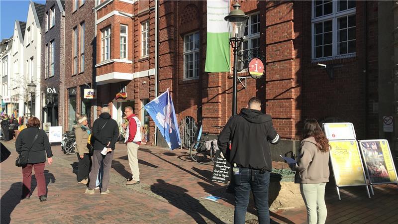 Umstrittenes Bündnis GfD in Buxtehude auf verlorenem Posten Gerade einmal drei Demonstranten folgten dem GfD-Aufruf zur Demo in Buxtehude.