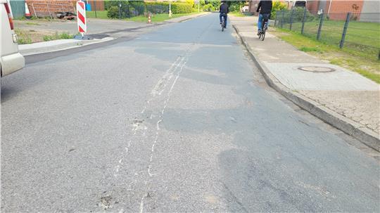 Gerade fertig - und schon wieder kaputt: Durch einen Verkehrsteilnehmer kam es zur Beschädigung der Asphaltdecke.