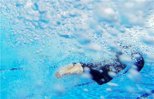 Gerade für Schwimmanfänger haben die Neoprenanzüge einen Nachteil: die fehlende Bewegungsfreiheit. Foto: dpa
