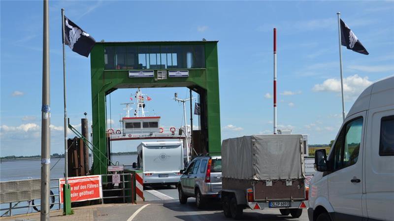 Gerade im Sommer ist die Fähre sehr beliebt. Für Trecker und Gefahrguttransporte ist sie die einzige Möglichkeit, nach Schleswig-Holstein zu kommen.