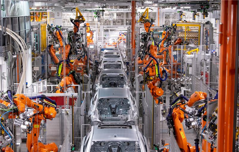 Gerade in der Autoindustrie gibt es Veränderungen. Arbeitspläzte könnten verloren gehen. Für die Beschäftigten - auch aus anderen Branchen - wollen die Grünen in Niedersachsen eine Jobgarantie schaffen (Symbolbild). Foto: Sven Hoppe/dpa