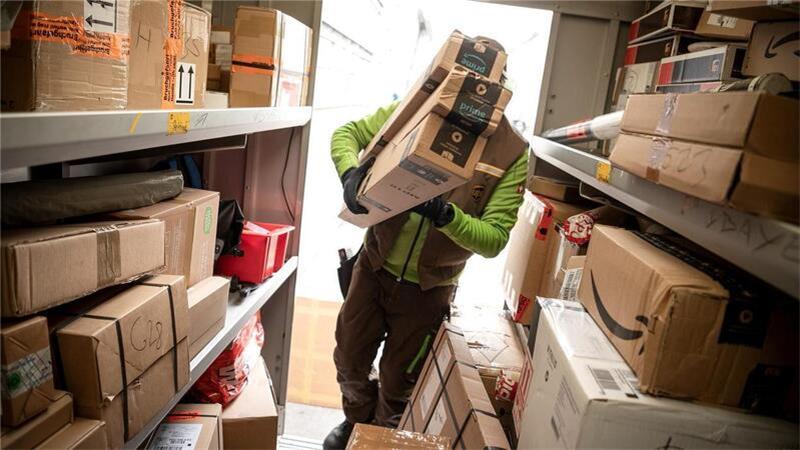 Zoff an der Haustür: Paketzustellung eskaliert Gerade in der stressigen Vorweihnachtszeit haben Paketboten alle Hände voll zu tun. Die Polizei rät dazu, Nachsicht zu üben, wenn es mal zu einem Fehler kommen sollte.Foto: Sina Schuldt