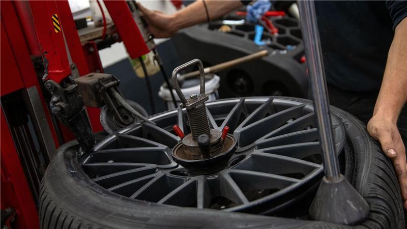 Tüv-Termin fraglich? Warnstreiks in Kfz-Werkstätten und Autohäusern Gerade zu Ostern lassen viele Autobesitzer neue Reifen aufziehen.