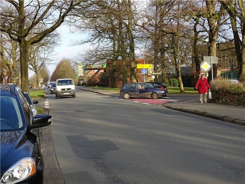 Gerade zu den Stoßzeiten ist das Verkehrsaufkommen auf der Ortsdurchfahrt in Beckdorf (L 130) hoch. Foto: Lepél