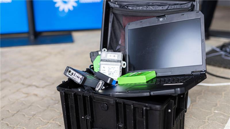 Geräte zum Auslesen von Unfalldaten, dazu Adapter für verschiedene Fahrzeugmodelle: Die Kiste des Verkehrsunfalldienstes zeigt, wie vielfältig die Technik hinter der Blackbox sein kann.