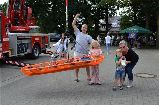Geräteschau beim Spielefest am Feuerwehrhaus. Foto: Feuerwehr Harsefeld