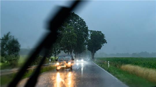 Geraten Autofahrer in ein Unwetter, heißt es: Ruhe bewahren.