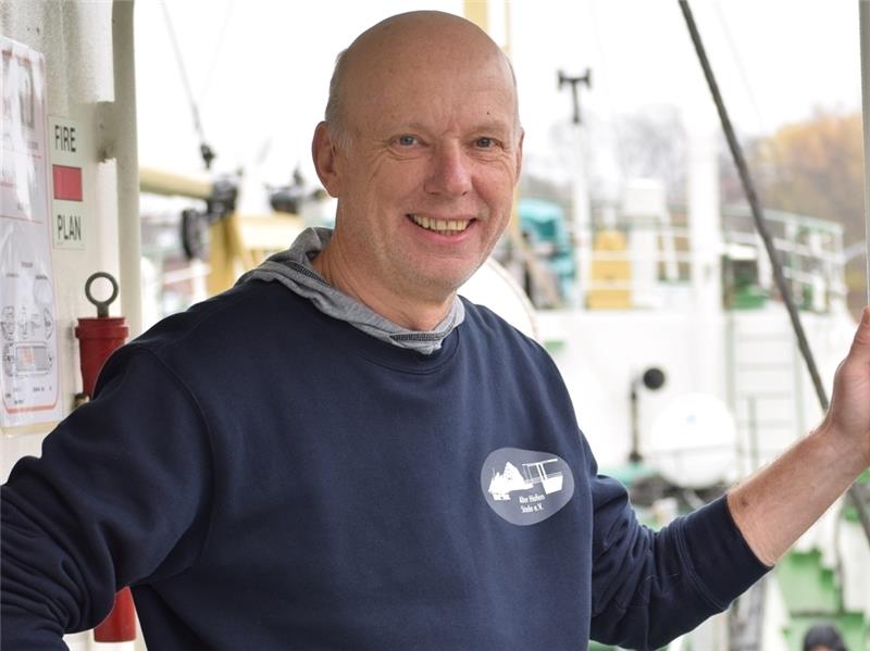Gerd Becker (60) auf der „Greundiek“. Als Kassenwart kümmert er sich um die geschäftlichen Belange des Museumsschiffs. Foto: Strüning