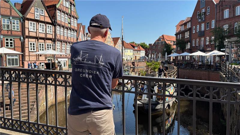 Gerd Becker zog den Kunstkudder gemeinsam mit anderen Ehrenamtlichen vom Verein Alter Hafen Stade einmal durchs Hafenbecken.