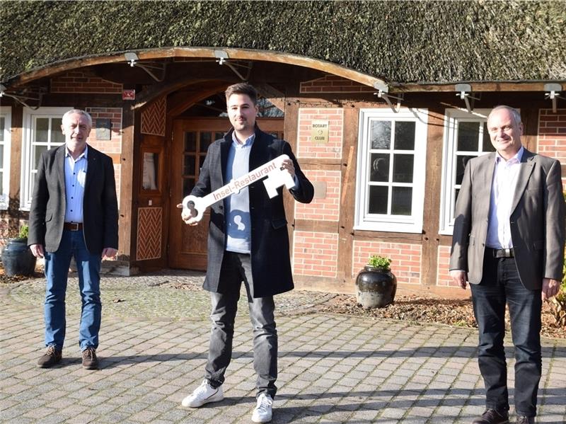 Gerd Beckmann (links) und Dr. Hans-Eckard Dannenberg (rechts) vom Stader Geschichts- und Heimatverein haben Tim Kappelmann symbolisch den Schlüssel übergeben. Foto: Strüning