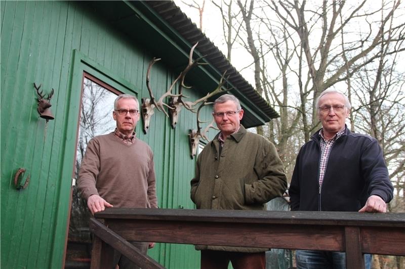 Gerd Bohmbach (von links), Heinrich Wentzien und Peter Bösch möchten die Besucher im Estetal für die dort geltenden Regeln zum Schutz von Flora und Fauna sensibilisieren. Foto Michaelis