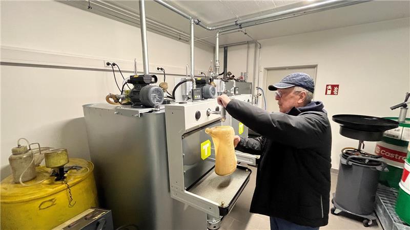 Gerd Bröhan holt sich Frischöl.