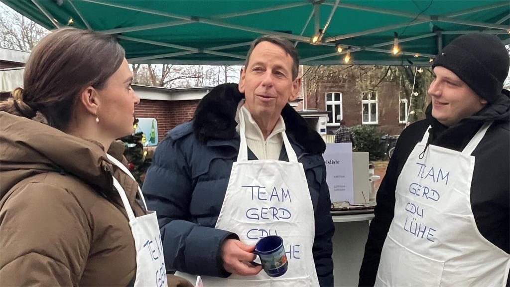 Gerd Dehmel (CDU, mittig) tritt in der Samtgemeinde Lühe gegen Timo Gerke an.