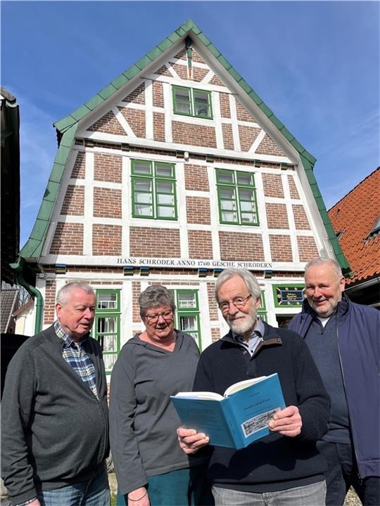 Gerd Hubert, Susanne Höft-Schorpp und Jan Meinschien vom Vorstand der Kulturstiftung Altes Land freuen sich auf eine Lesung mit Hubert Grabitz (Zweiter von rechts) im Museum Estebrügge. Foto: Vasel