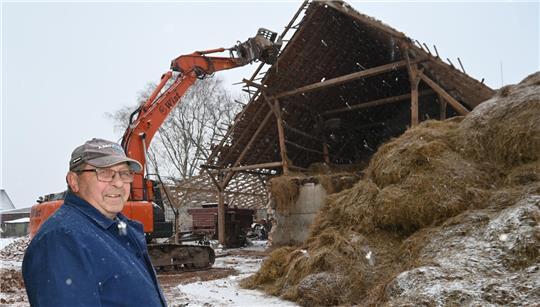 Gerd Meyer beobachtet den Abriss des Hofs seiner Familie. Der Altländer ermöglichte durch den Verkauf den Neubau eines Feuerwehrgerätehauses an der Este in Königreich.