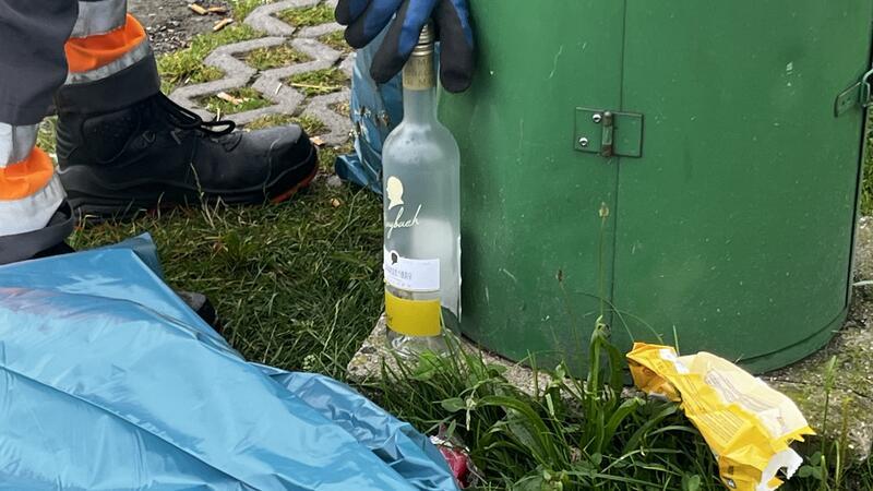 Gerd Ostmeier ärgert sich über die Chardonnay-Flasche und Verpackungsmüll neben der Tonne.