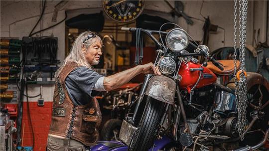 Gerd Strubbe ist ein alter Hase in der Bremerhavener Motorrad-Szene. In Wulsdorf schraubt der leidenschaftliche Biker am liebsten an Harley-Davidson-Motorrädern.
