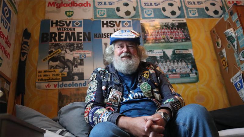 D/A, Werder und der HSV: Dieser Kultfan trank schon Bier mit Dittsche Gerd Wetegrove bezahlt für seine Dauerkarten für Werder, den HSV und D/A im Jahr mehr als 1700 Euro.