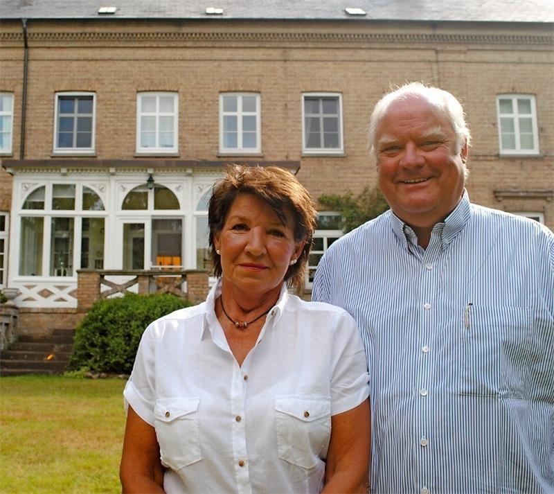 Gerda Johannsen und Benedix von der Decken vor dem Gutshaus.