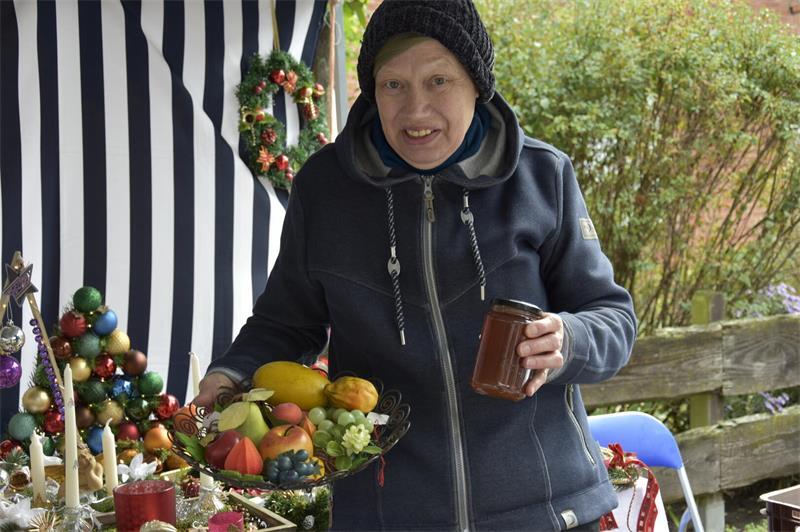 Nicht nur zum Reinbeißen: In Ahlerstedt dreht sich alles um Äpfel Gerda Martens ist mit Deko und Apfel-Gelee vertreten.