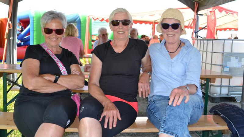 Gerda Sethmann, Annette Lemke und Ulrike von Thun (von links) sind von Balje an den Fähranleger geradelt, um der Band Jack Flex zuzuhören. Gerda und Annette fahren am Freitag für einen Tag nach Wacken.